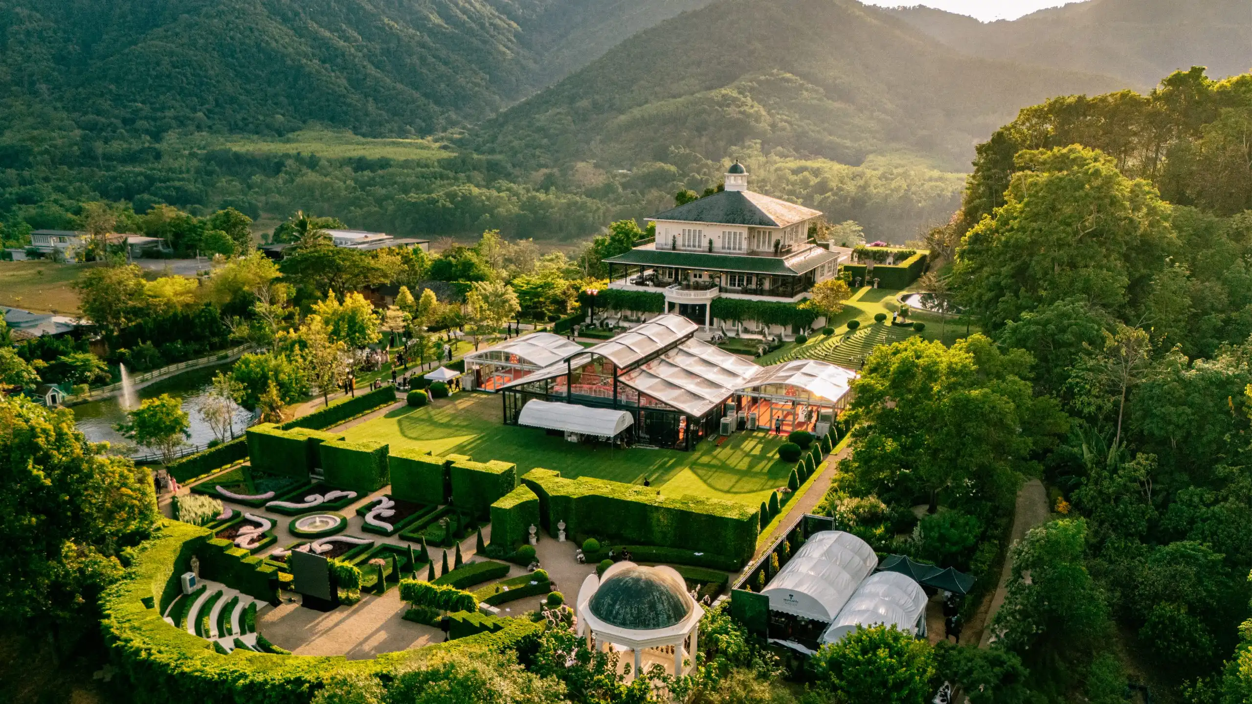 เต็นท์คริสตัลพาวิลเลียน (Crystal Pavilion) ให้เช่าสำหรับจัดงานหรูหรา พร้อมบริการครบวงจรจากแสงทองผ้าใบ เช่น แอร์ โต๊ะ เก้าอี้ พรม และอุปกรณ์จัดงาน